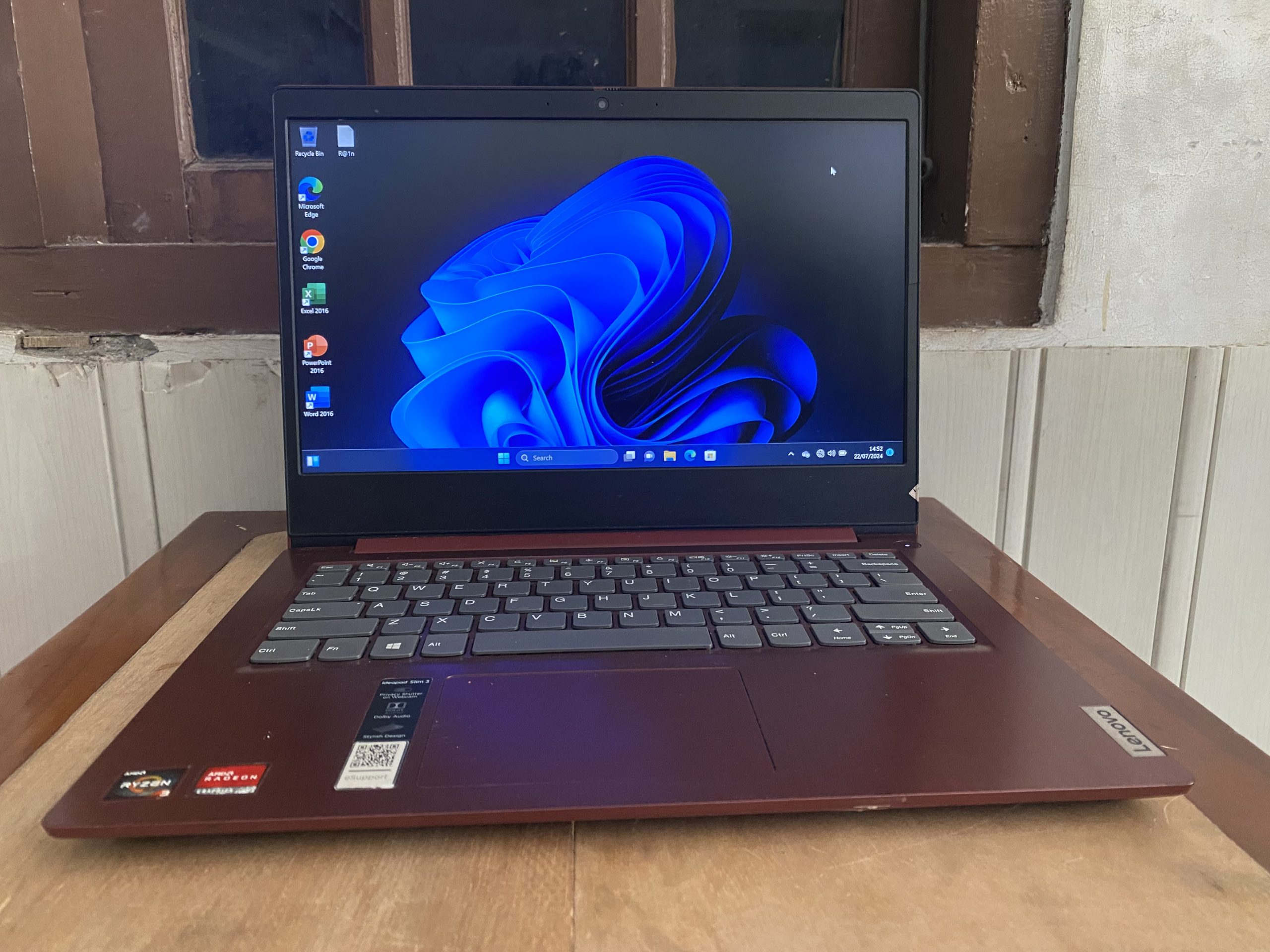 Laptop Lenovo Ideapad Slim 3 AMD RZYEN 3-3250 RAM 8GB SSD 256GB